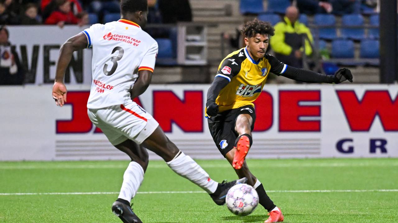 Charles-Andreas Brym haalt uit voor FC Eindhoven (Foto: Orange Pictures)