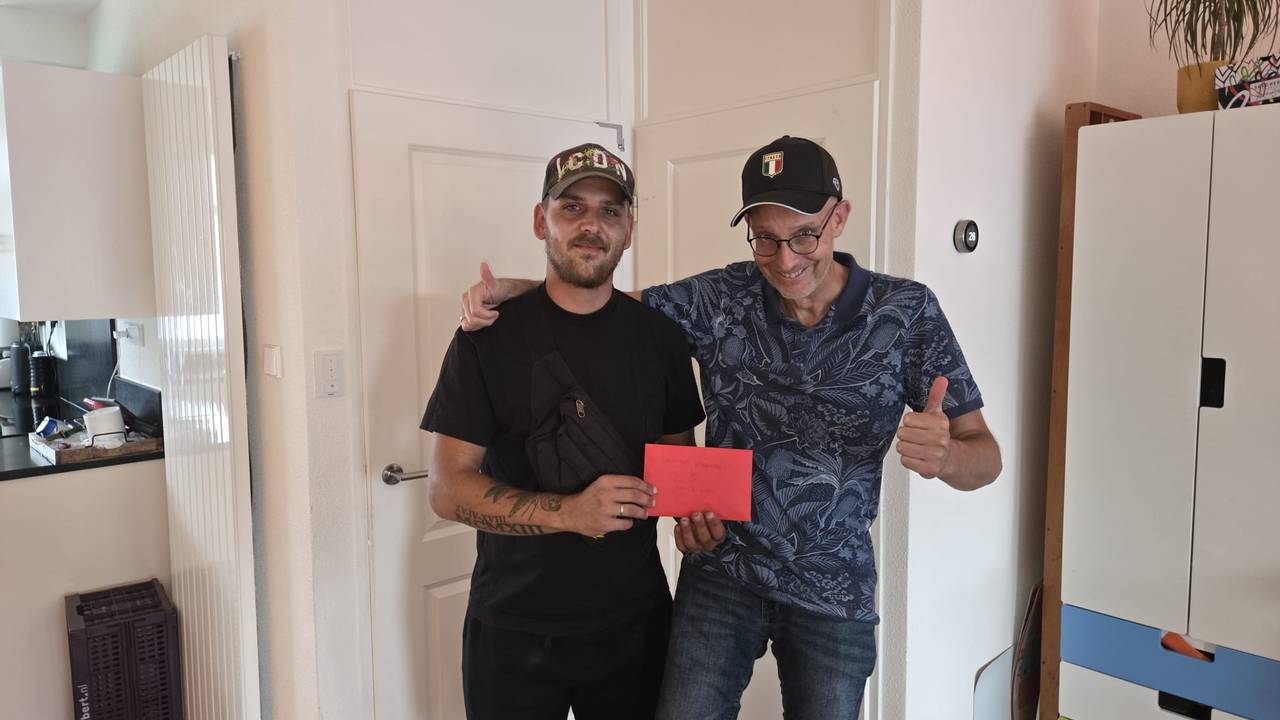 Kevin (links) en Alex met het opgehaalde geld door de buurt (privéfoto).