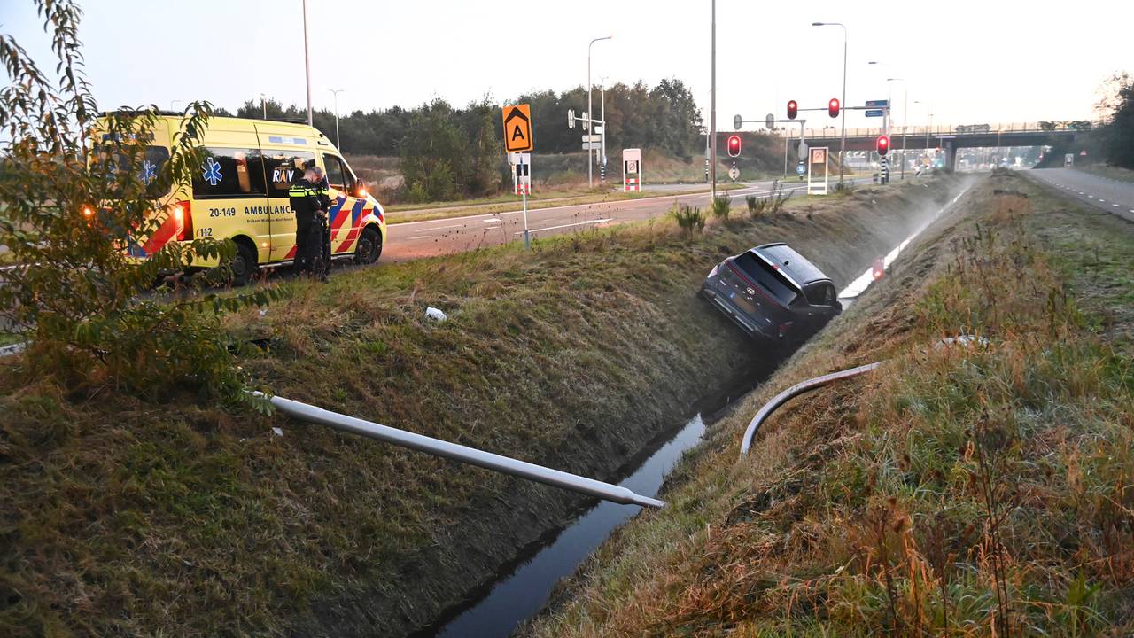 Hoe het ongeluk op de Vosdonkseweg in Sprundel kon gebeuren, wordt onderzocht (foto: Perry Roovers/SQ Vision).