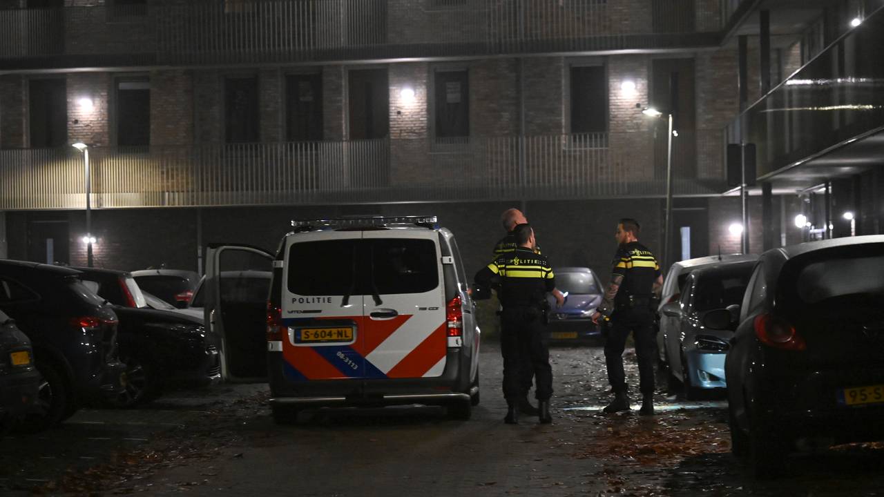 De politie onderzoekt wat er gebeurd is in Breda (foto: Perry Roovers/SQ Vision).