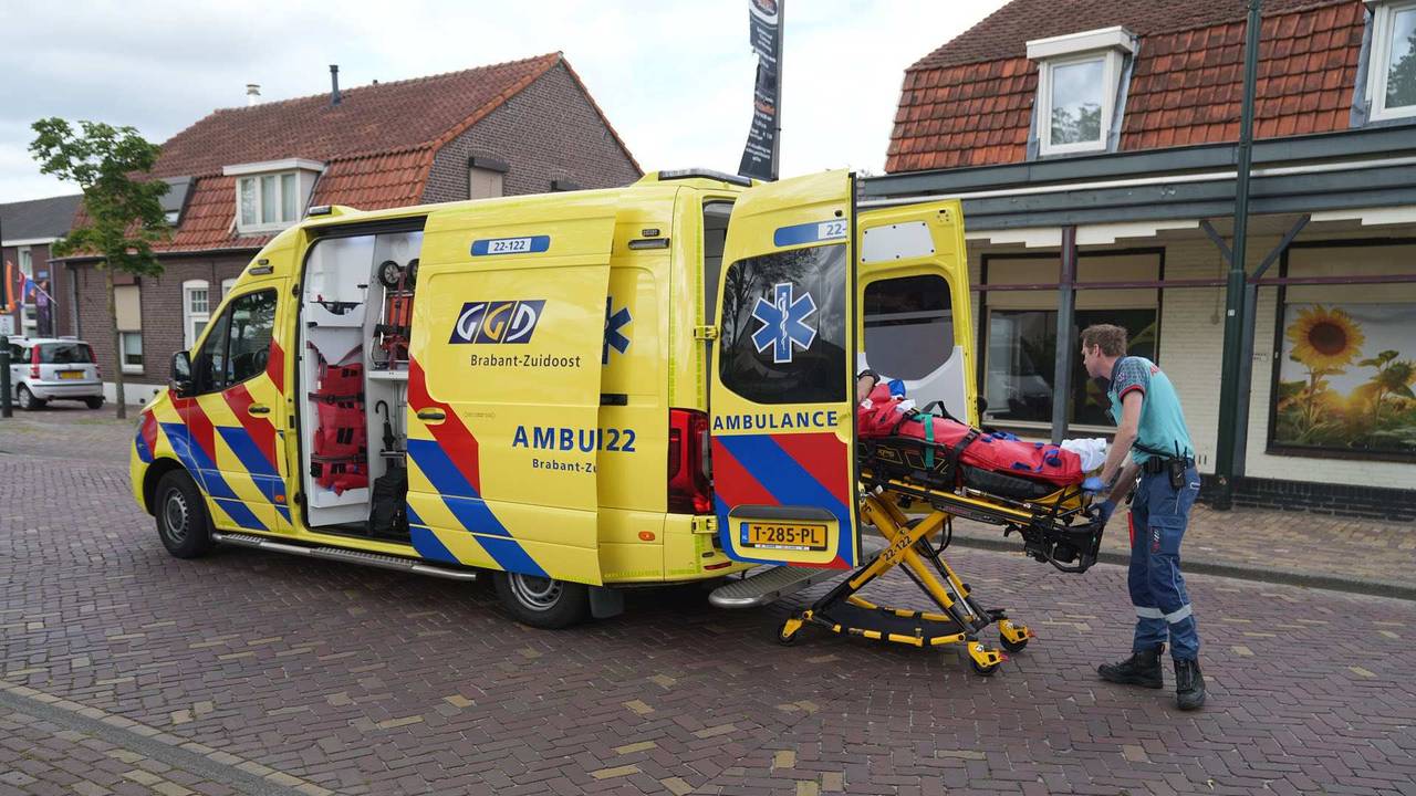 De wielrenner is na het ongeluk in Soerendonk naar een ziekenhuis gebracht (foto: WdG/SQ Vision).