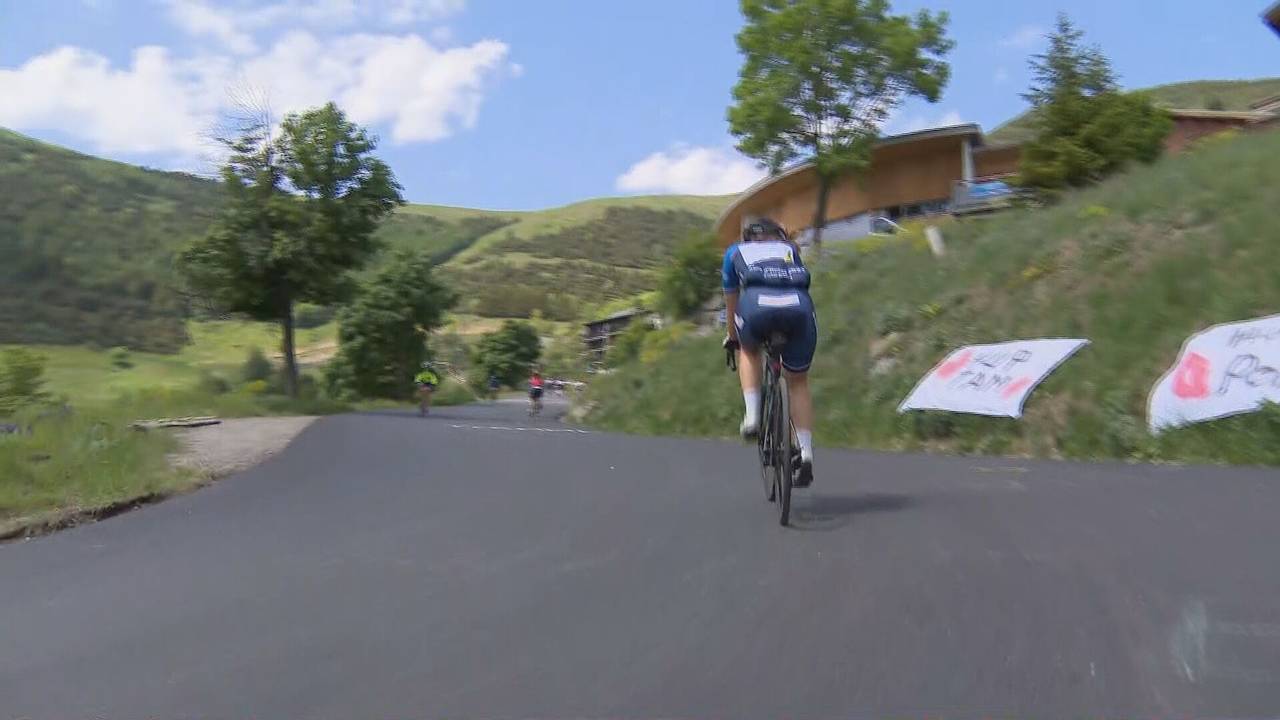 Eenzame fietser gaan de berg te lijf