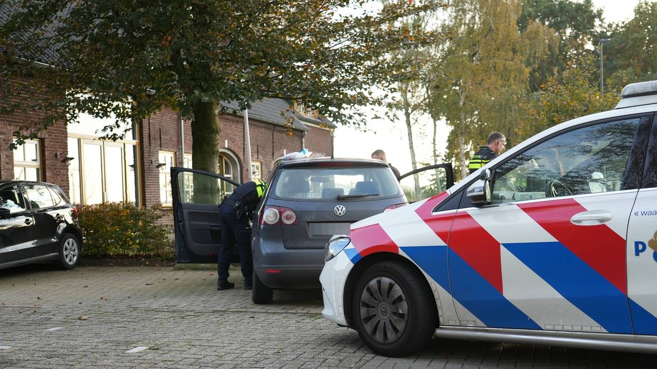 In de wagens werden ponypacks en gripzakjes gevonden. (Foto: Persbureau Heitink.)