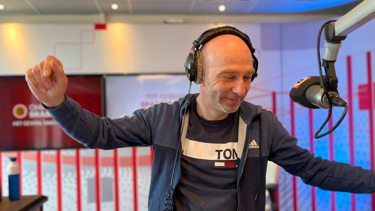Hubert Mol gaat los op de muziek.