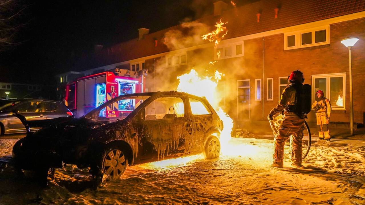 De auto aan het Arnaudinaplein in Eindhoven was lastig te blussen (foto: Dave Hendriks/SQ Vision).