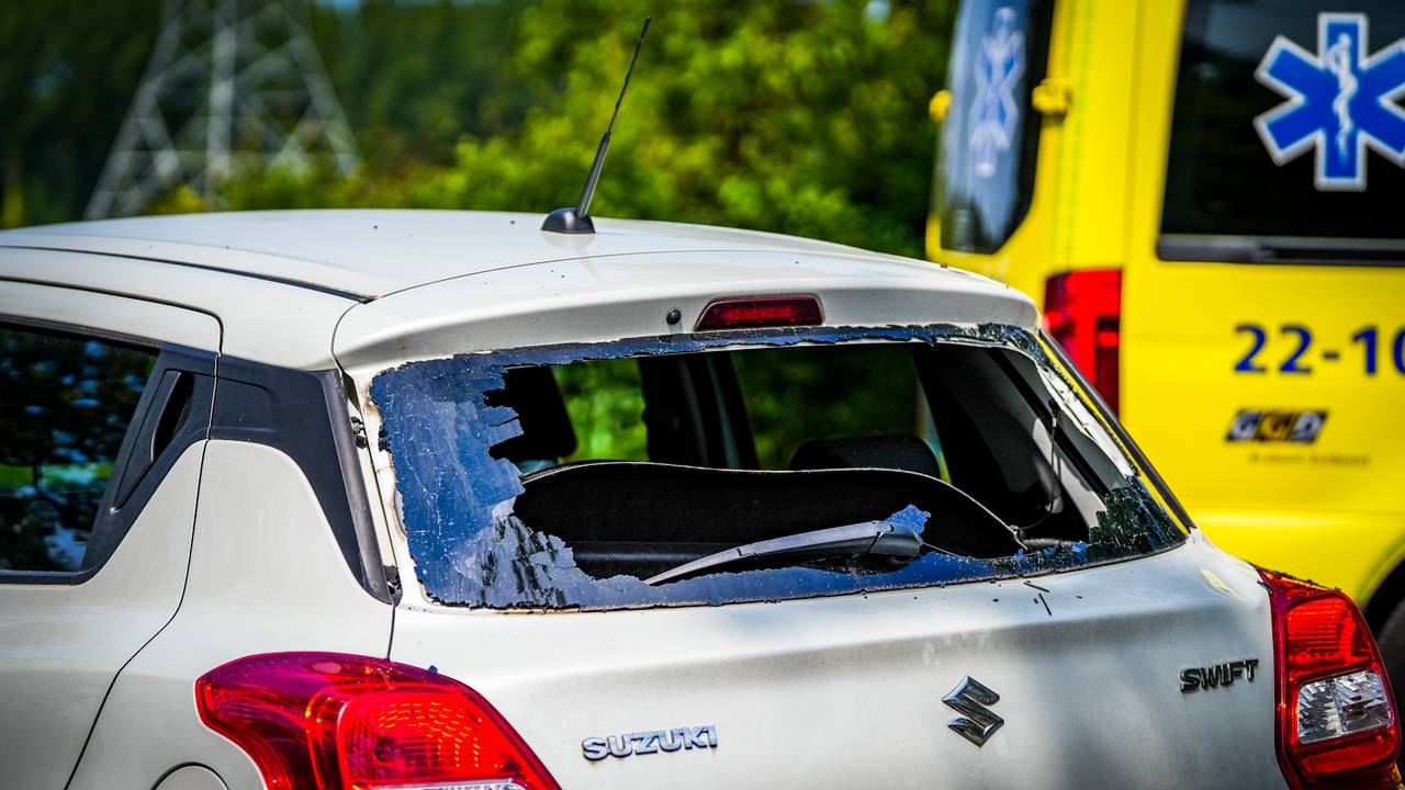 De achterruit van de auto verbrijzelde door de klap (foto: SQ Vision).