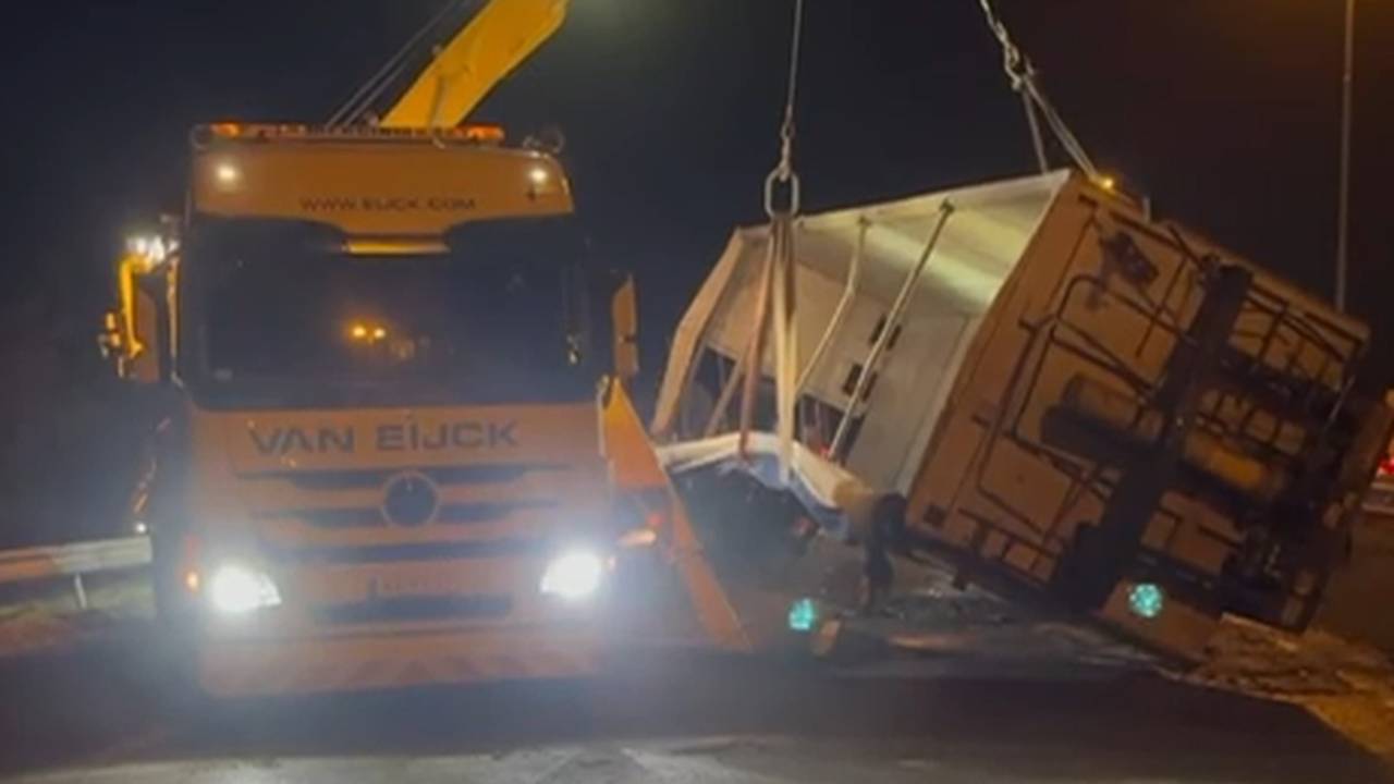 Trailer op A58 overeind getrokken (foto: RWS).