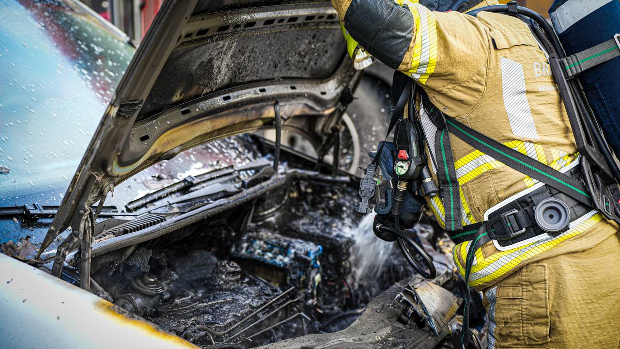 Auto in brand (foto: Erik Haverhals/SQ Vision).