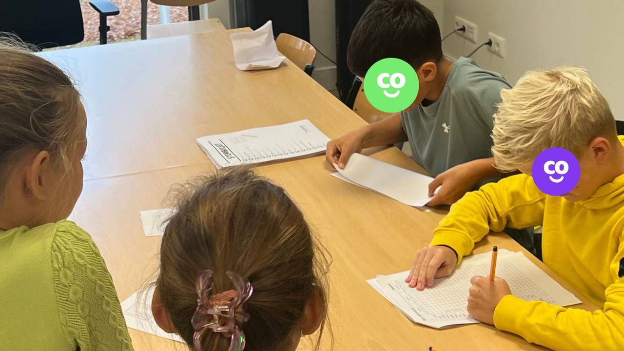 De stemmen werden geconcentreerd geteld (foto: Facebook Kindcentrum Nicolaas).