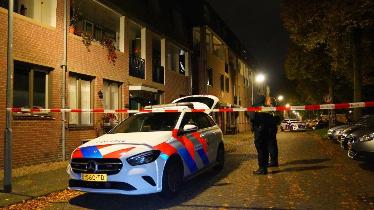 De politie doet onderzoek (foto: Bart Meesters).