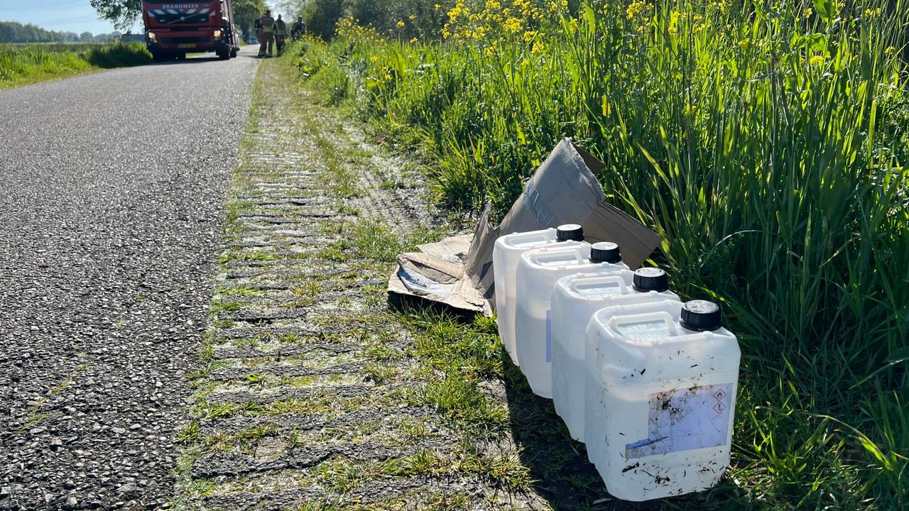 Langs de Elshoutweg in het buitengebied van Etten-Leur lagen de jerrycans over een lengte van een tot twee kilometer (foto: Perry Roovers/SQ Vision).
