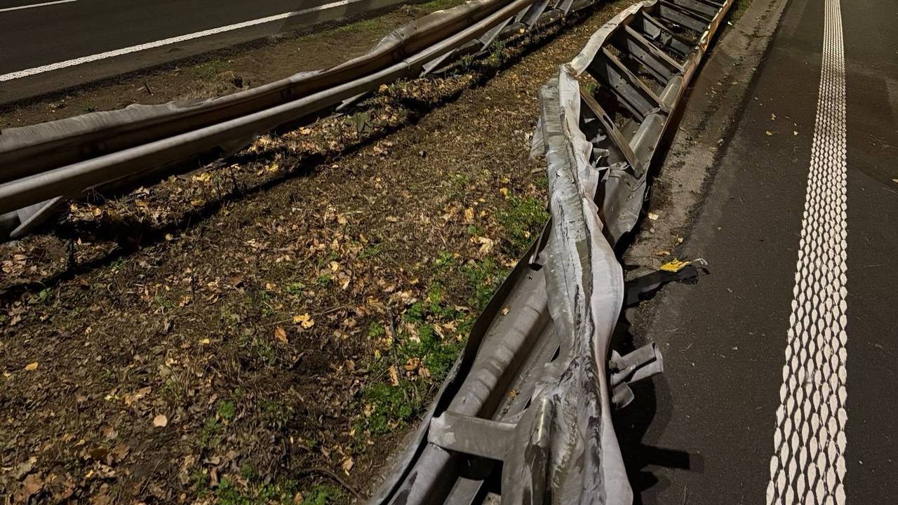 De geleiderail raakte woensdagnacht flink beschadigd door de gekantelde vrachtwagen (foto: Rijkswaterstaat).