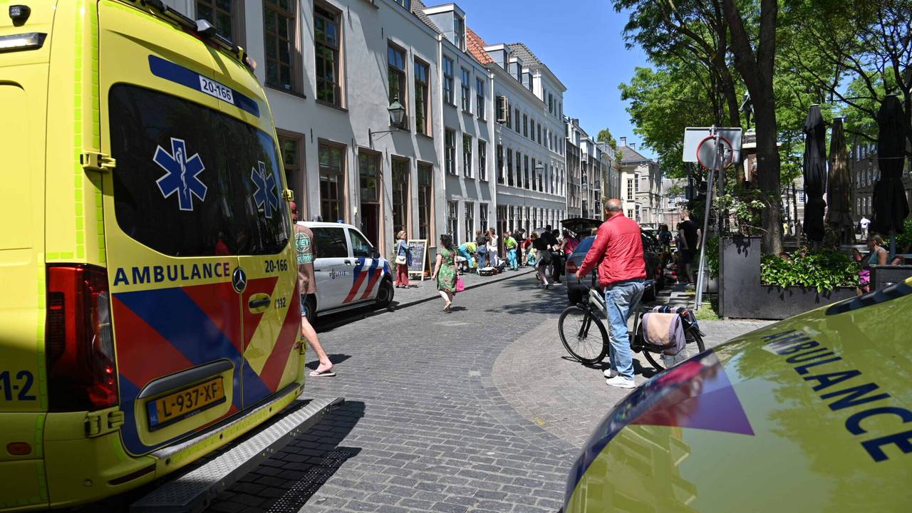 Het ongeluk met de motorrijder gebeurde op het Kasteelplein in Breda (foto: Tom van der Put/SQ Vision).