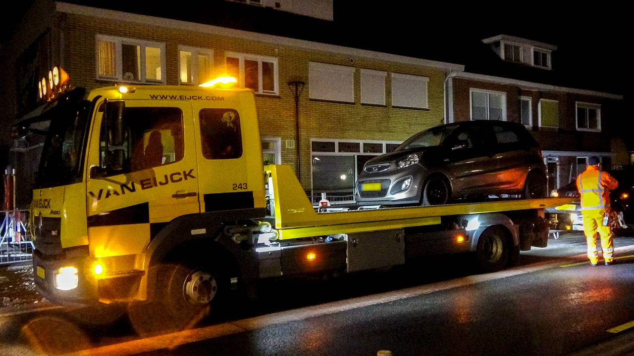 Een bergingsbedrijf nam beide auto's mee (foto: Jozef Bijnen/SQ Vision).