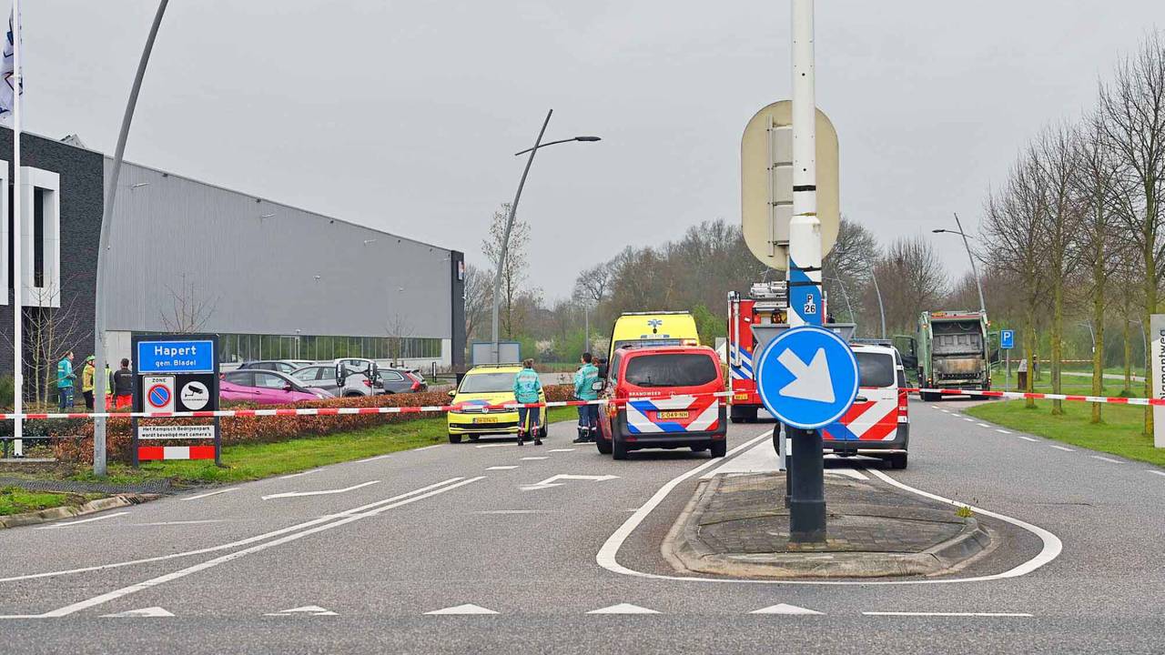 De Diamantweg in Hapert werd vanwege de dampen tijdelijk afgezet (foto: Rico Vogels/SQ Vision).