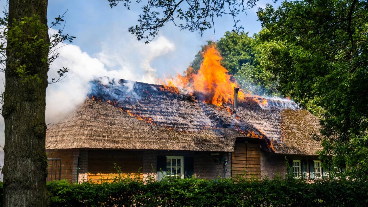 De brand trof een bovenverdieping (foto: Dave Hendriks/SQ Vision).