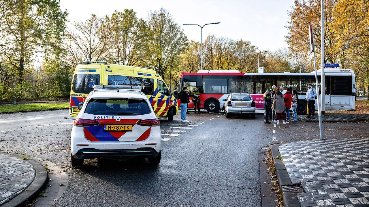 De bestuurder van de stadsbus zou de automobilist over het hoofd hebben gezien (foto: Jack Brekelmans/SQ Vision).