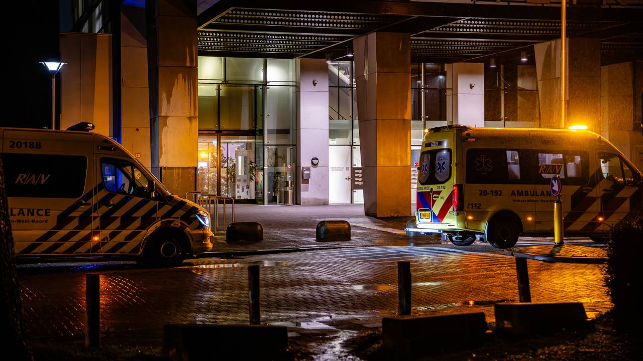 Twee ambulances kwamen vanwege de brand naar het Tilburgse woonzorgcentrum (foto: Jack Brekelmans/SQ Vision).