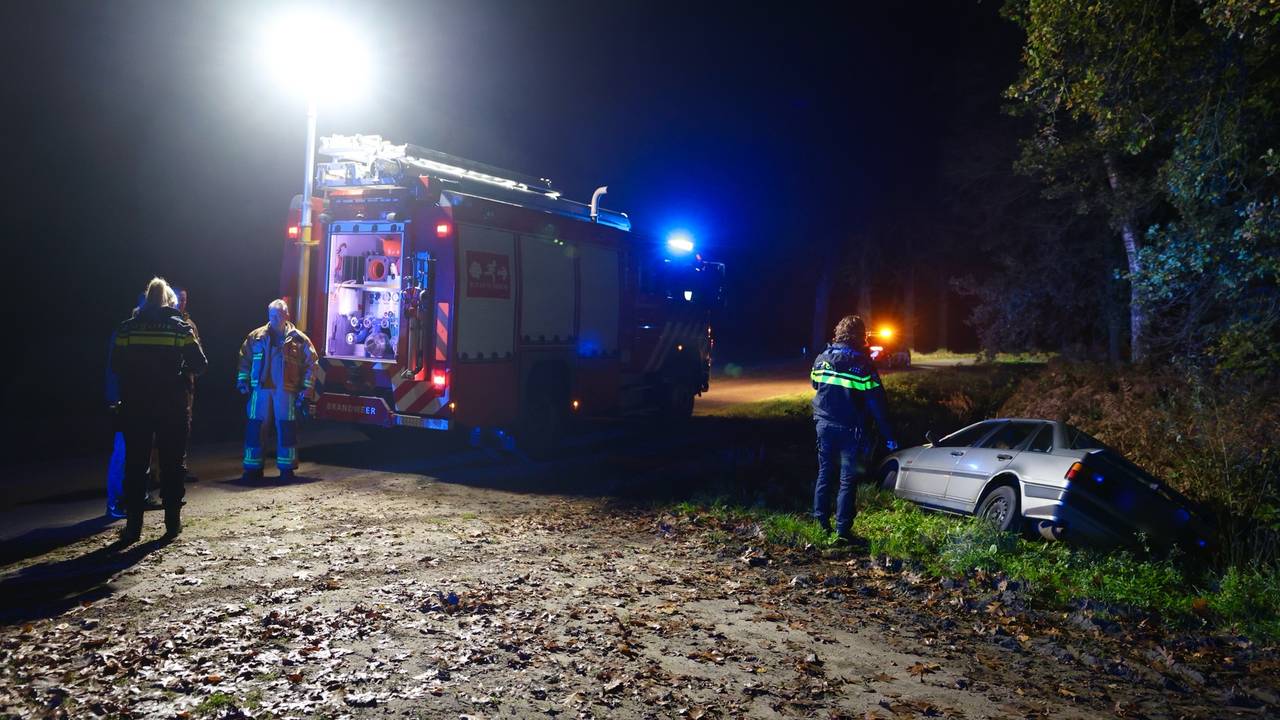 De hulpdiensten bij de auto in de greppel (foto: Sander van Gils/SQ Vision).