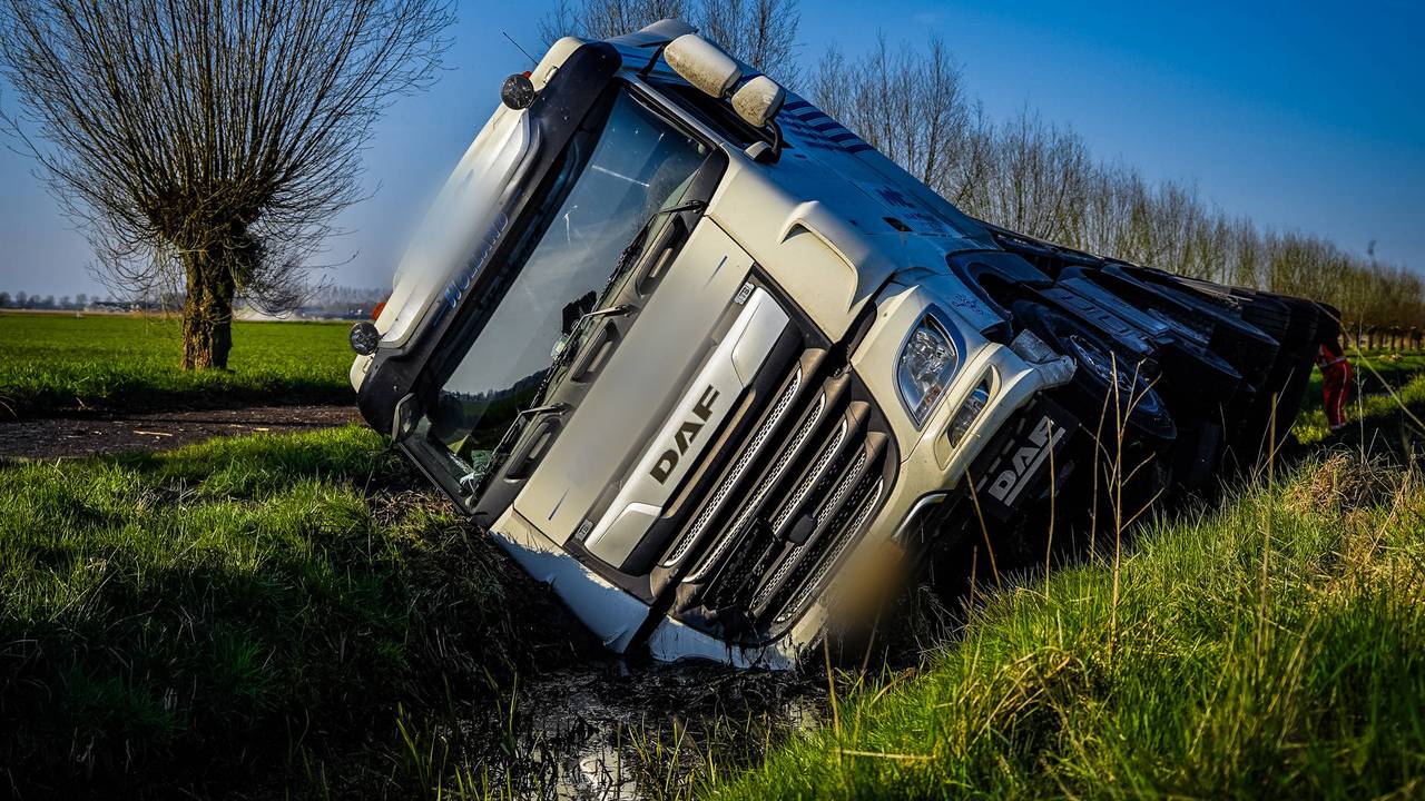 Vrachtwagen in de sloot langs A50 na ongeluk met auto, vrouw gewond.