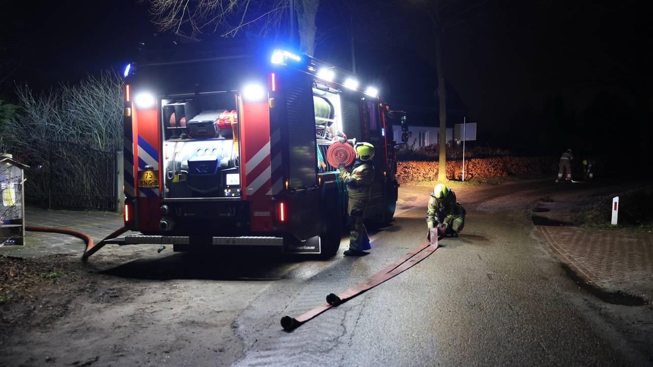 De brandweer bluste het bijgebouw in Sint-Michielsgestel (foto: Sander van Gils/SQ Vision).