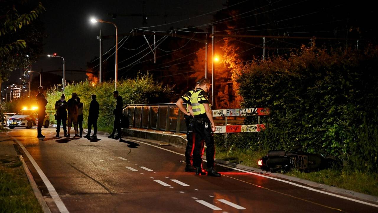 Voetganger zwaargewond na aanrijding op fietspad.