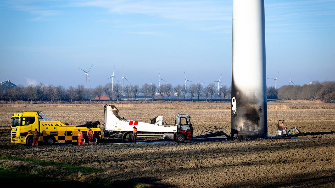 Vrachtwagen tegen windmolen uitgebrand na brandstichting in Oud Gastel (Foto: Eye4images).