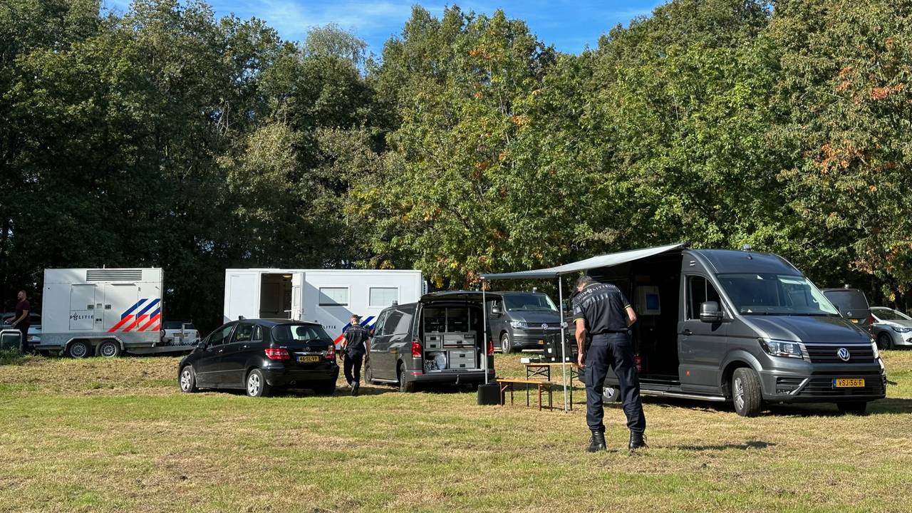 De politie doet onderzoek rond De Margriet in Helvoirt en een vijver (foto: Bart Meesters).