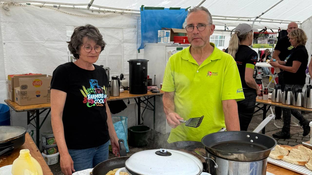Pieter Egelmeers uit Sint Hubert bakt 15 kilo pannenkoekenmeel op in het oppeppunt van het team BIG Challenge. (Foto: Raymond Merkx)