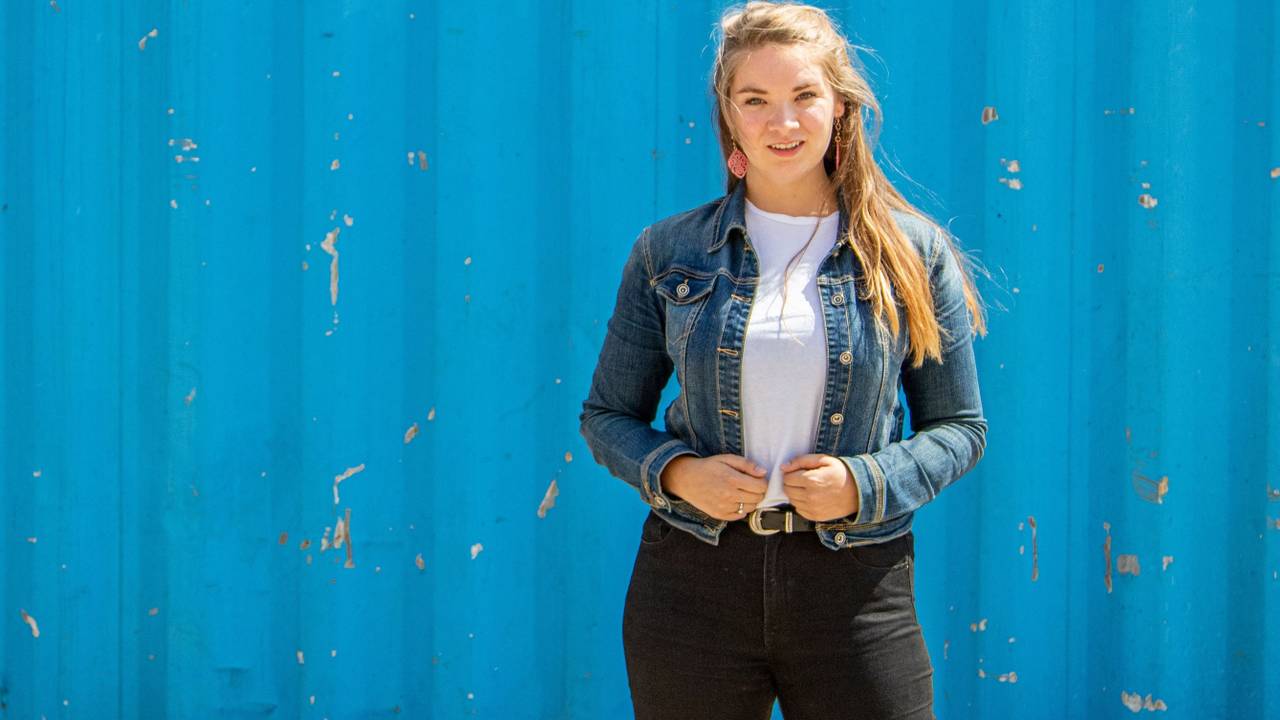 Als Demi wint, mag ze het komende jaar aan ministers vertellen hoe zij over het onderwijs denkt.