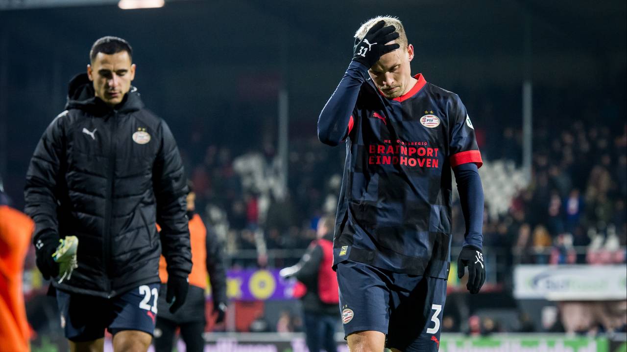 Teleurstelling bij PSV'ers Anwar El Ghazi (links) en Jordan Teze na de verloren partij  in Emmen (foto: ANP / Cor Lasker).