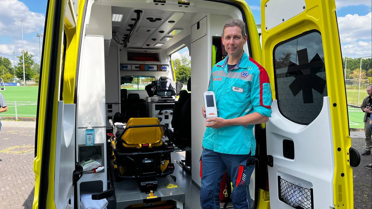 Arjan Koks werkt op de ambulance van de GGD Brabant-Zuidoost met het nieuwe apparaat (foto: Rogier van Son).