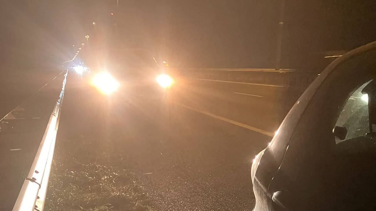 De auto zonder brandstof strandde op de A58 bij Oirschot (foto: X/Wis_Robert).