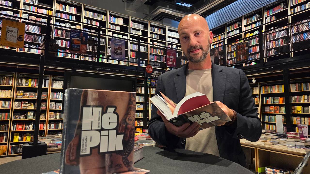 Wiersma met zijn boek (foto: Noël van Hooft).