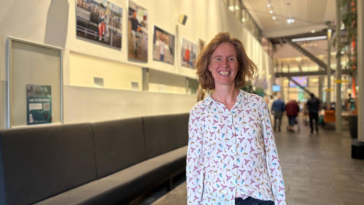 Evelien IJpelaar voor haar foto's in een Tilburgs wijkcentrum (foto: Pieter Soethout)