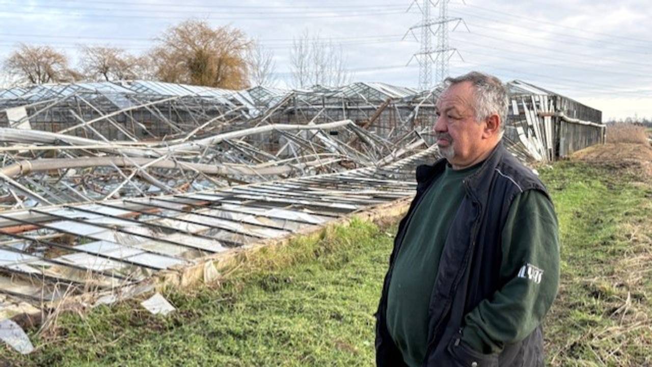 Ilyas kijkt naar wat er over is van de ingestorte kas.