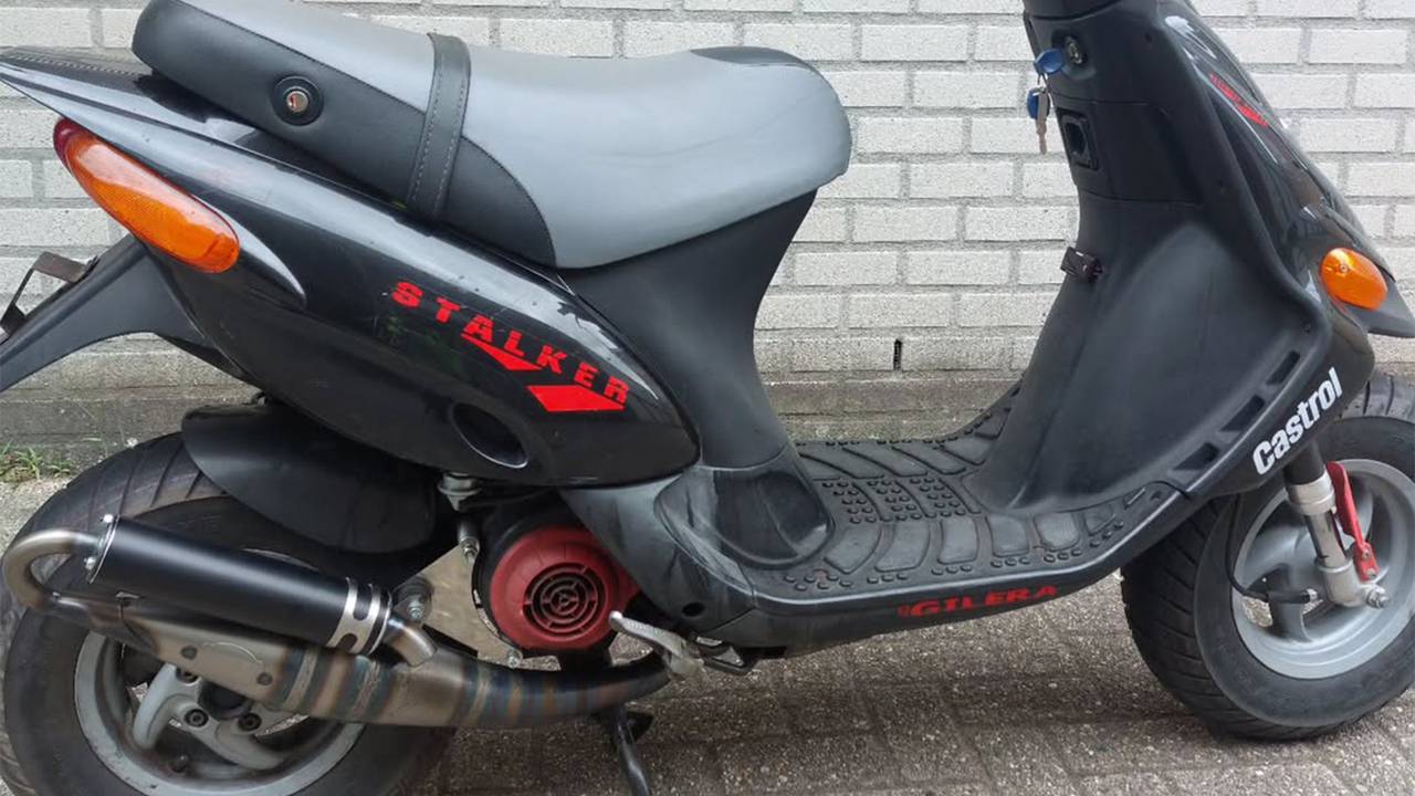 De scooter waarop de man reed (foto: Instagram Politie Best/Oirschot).
