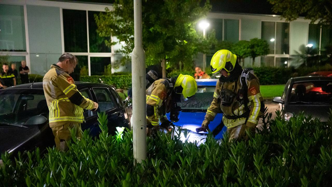 De brandweer had de situatie aan de Telefoonstraat in Roosendaal snel onder controle (foto: Christian Traets/SQ Vision).
