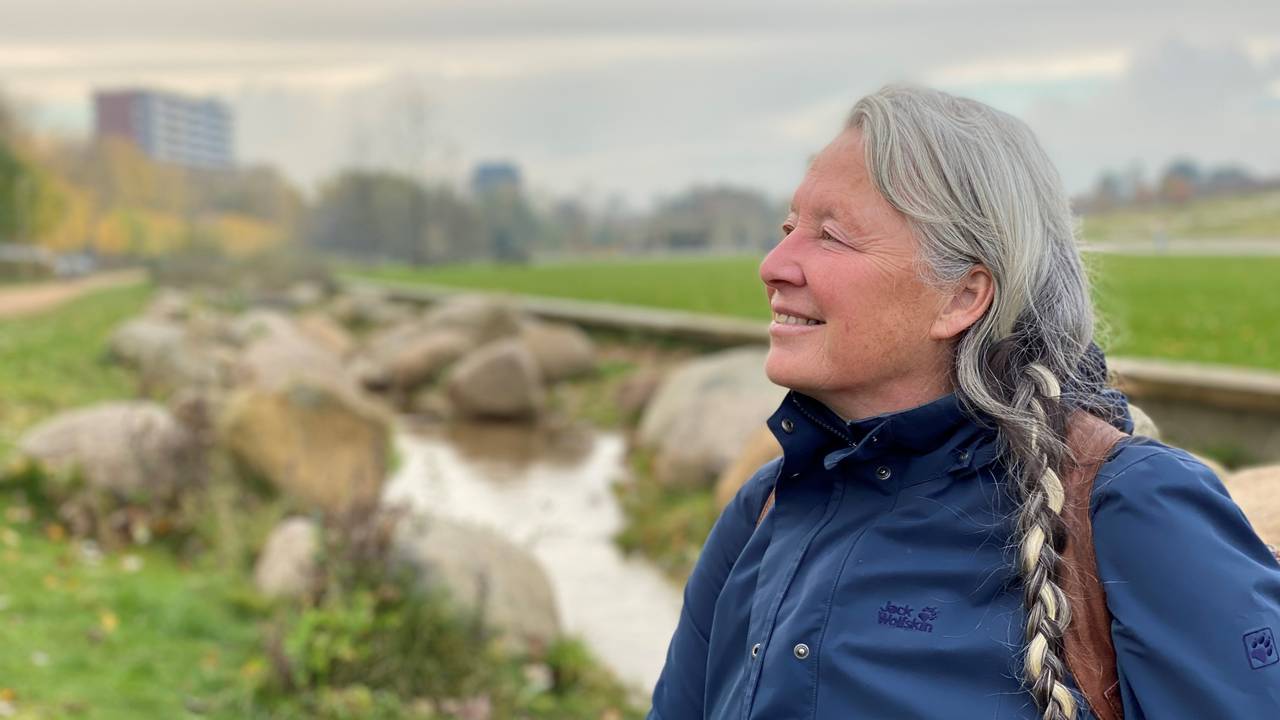 Lucy Bathgate bij haar beek (foto: Edita Saakian).