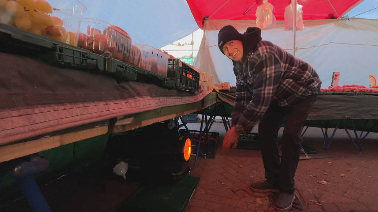 Marktkoopman Jos zoekt zo nu en dan de kachel op.