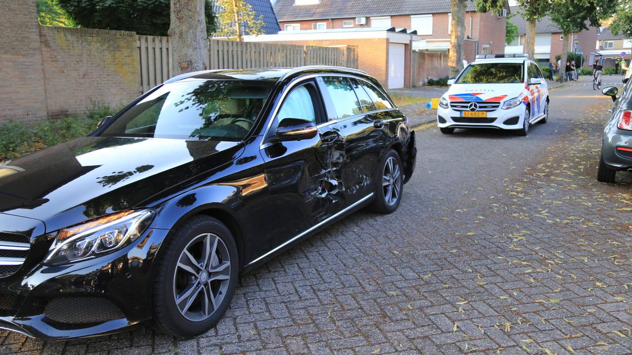 De gestolen auto raakte flink beschadigd (foto: Grijseels/SQ Vision).