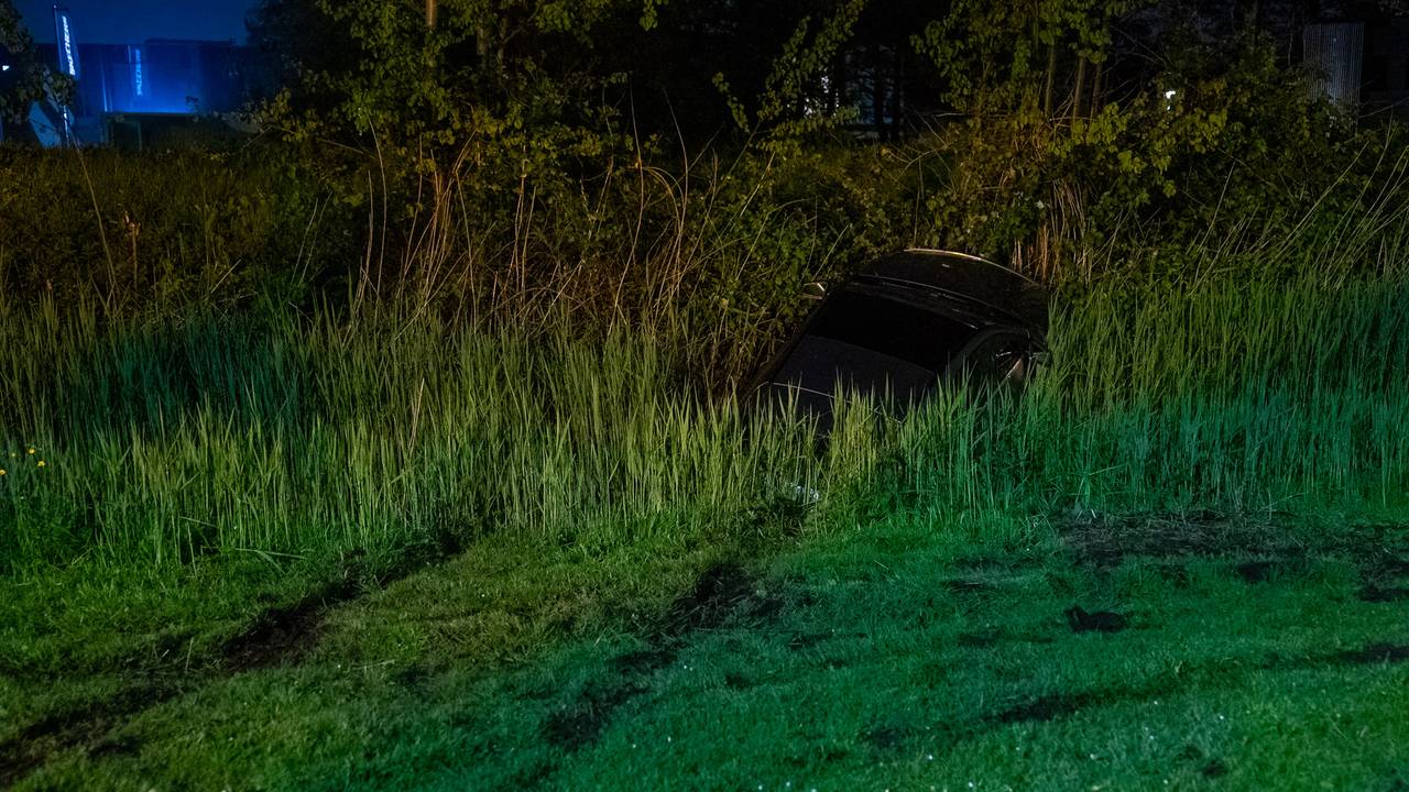 De bestuurder raakte van de Professor Asserweg in Waalwijk (foto: Iwan van Dun/SQ Vision).