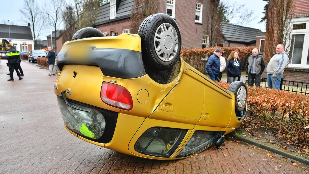 De automobiliste raakte een paaltje naast de weg (foto: Rico Vogels/SQ Vision).
