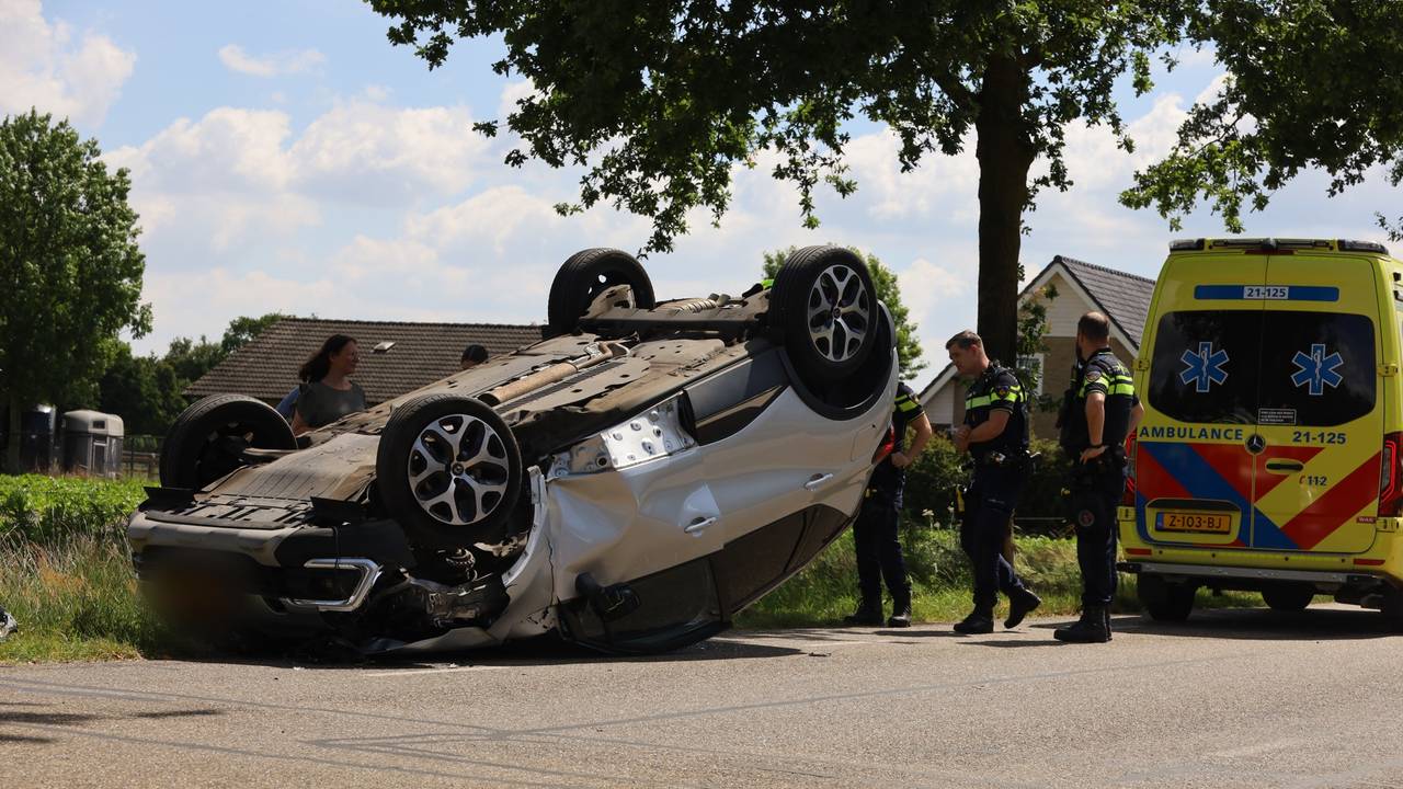 De auto eindigde ondersteboven op de straat Arendsnest in Boekel (foto: Kevin Kanters/SQ Vision).
