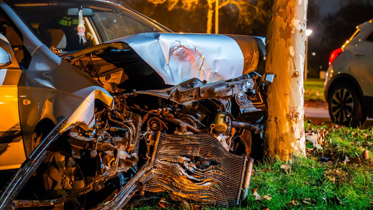 De auto kwam tegen een boom tot stilstand (foto: Dave Hendriks/SQ Vision).