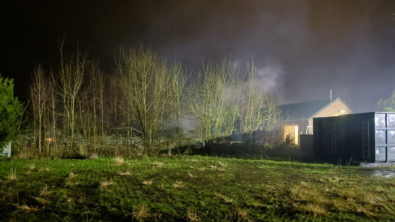 Boven het pand was de nodige rook te zien (foto: Saskia Kusters/SQ Vision). 
