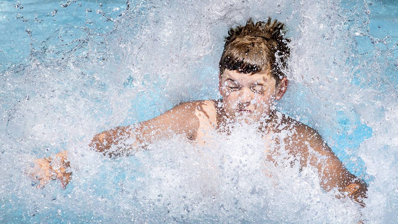 Dit kan deze week dus niet in het zwembad in Goirle (foto: ANP/Koen van Weel).