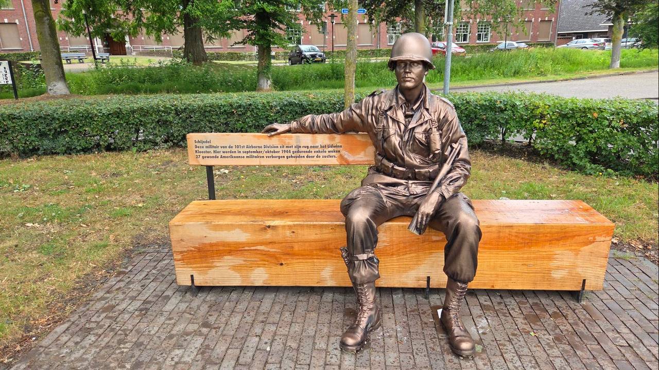 De soldaat mist een deel van zijn geweer (foto: Noël van Hooft).