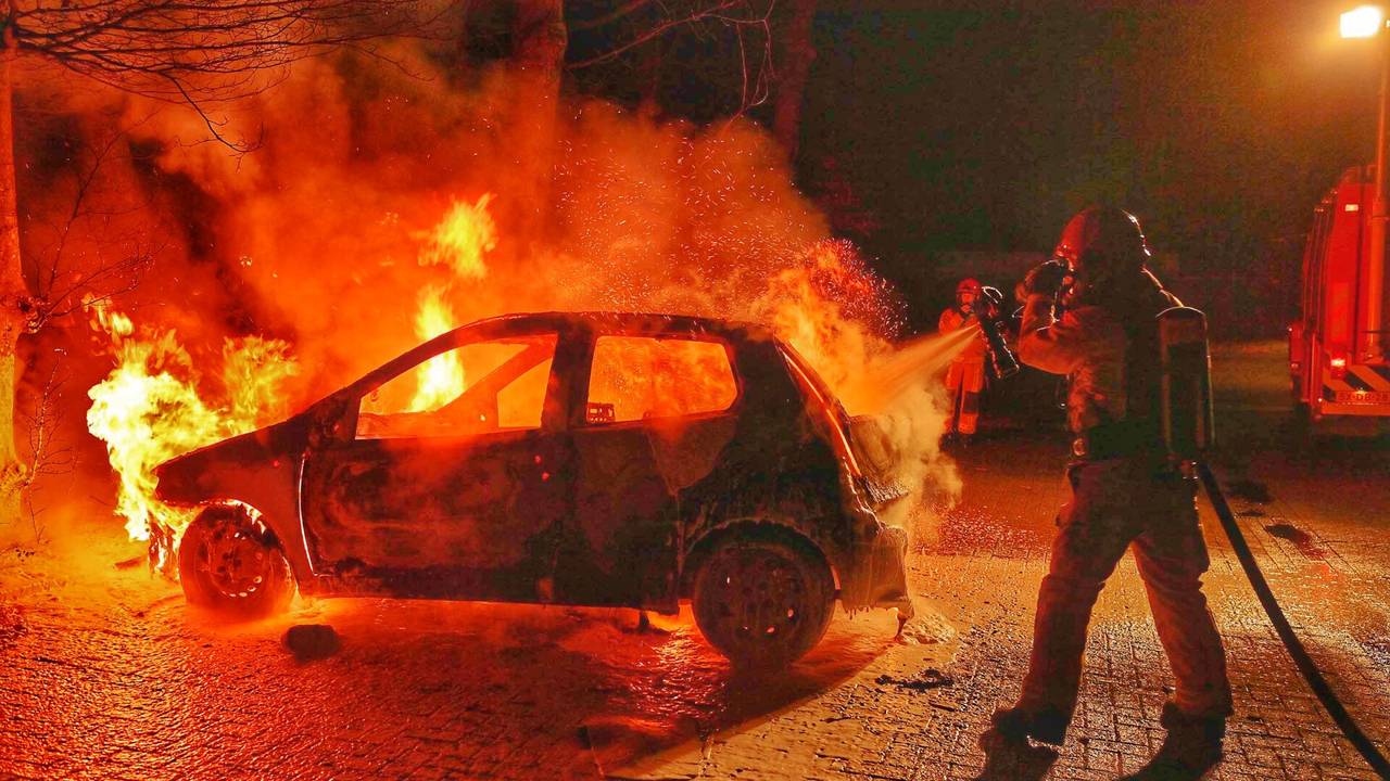 De brandweer bluste de auto in Eersel (foto: Rico Vogels/SQ Vision).