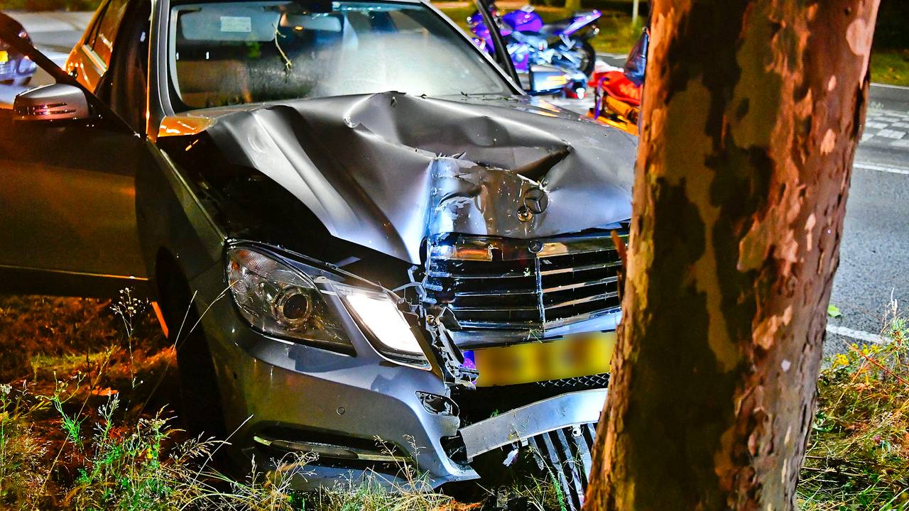 De auto raakte bij de crash in Valkenswaard zwaar beschadigd (foto: Rico Vogels/SQ Vision).